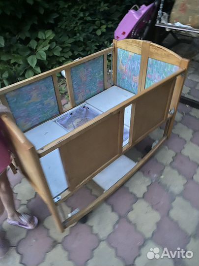 Детская кроватка с маятником и ящиком