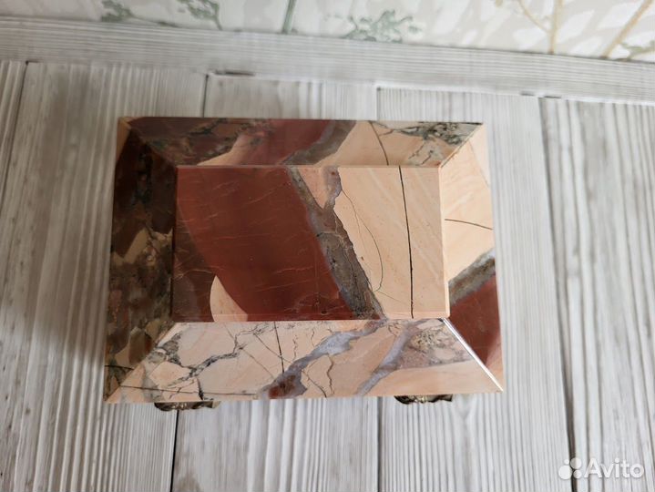 Шкатулка каменная из яшмы Ларец