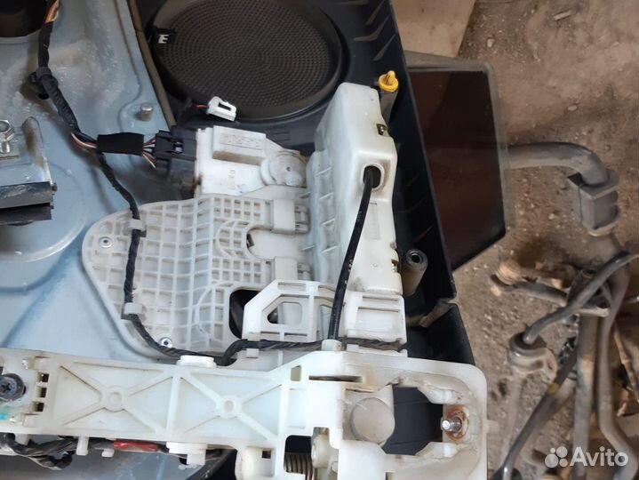 Замок левой двери Kia Mohave 813102J010