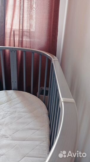 Детская кроватка с маятником