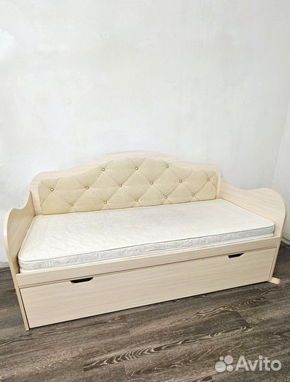 Детский диван кровать с мягкой спинкой