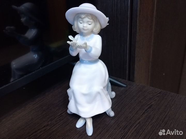 Статуэтка фарфор девочка с бабочкой