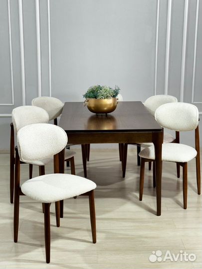 Стол и стулья