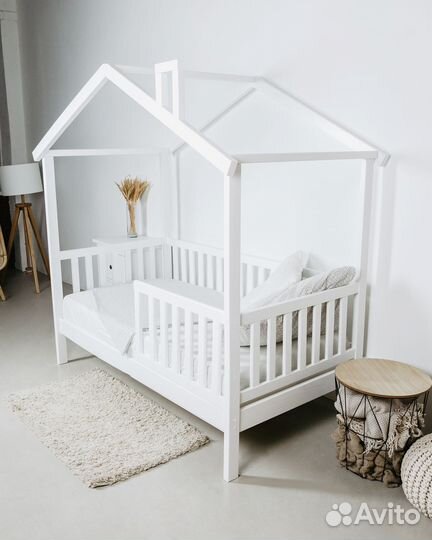 Детская кровать Домик из массива