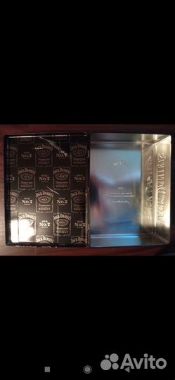 Стаканы и коробка Jack Daniels