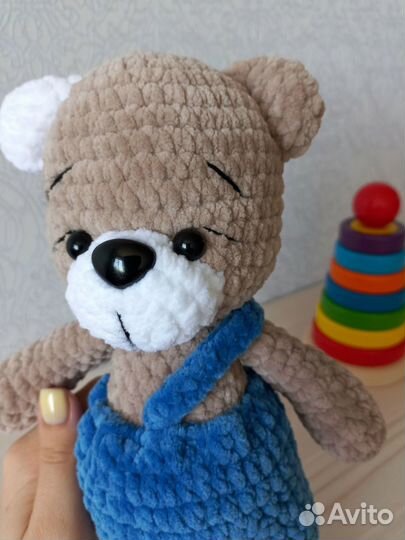 Вязаный мишка в штанишках