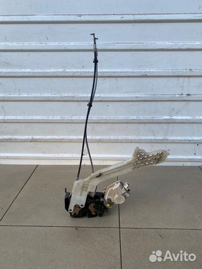 Замок двери задний левый Hyundai Elantra 3 XD