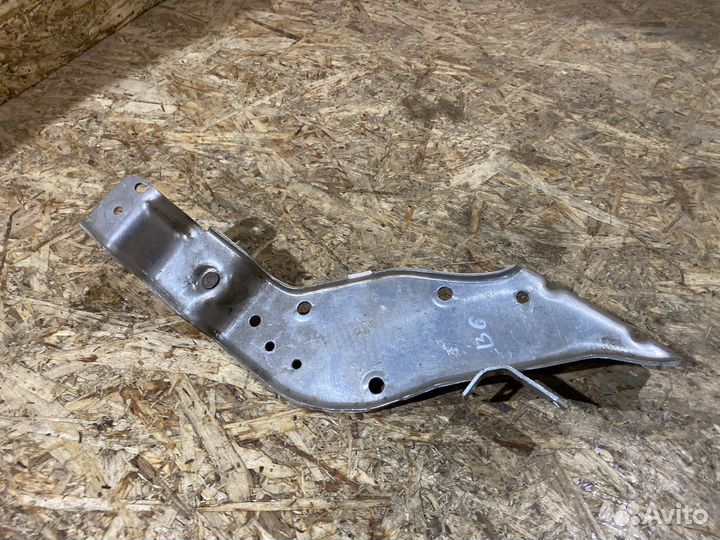 Кронштейн радиатора отопителя VW Passat B6 B7