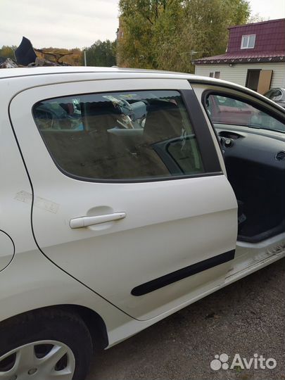 Правая задняя дверь пежо 308 белая