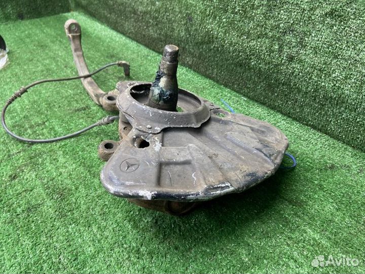 Поворотный кулак передний правый Mercedes-Benz E