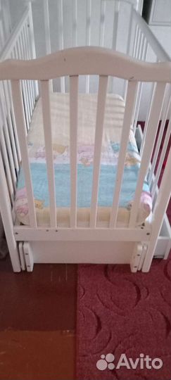 Детская кроватка с продольным маятником