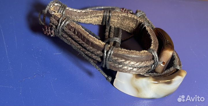 Мужской кожаный браслет с камнем