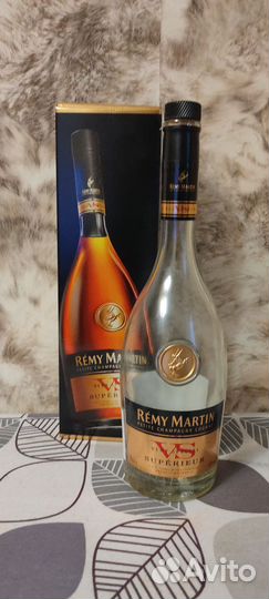 Бутылка и коробка от Реми