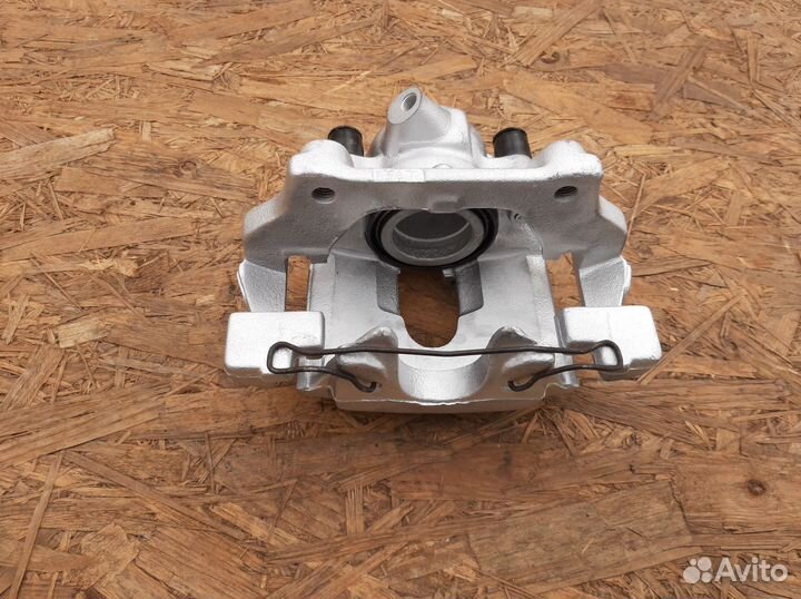 Суппорт передний левый Мерседес 210