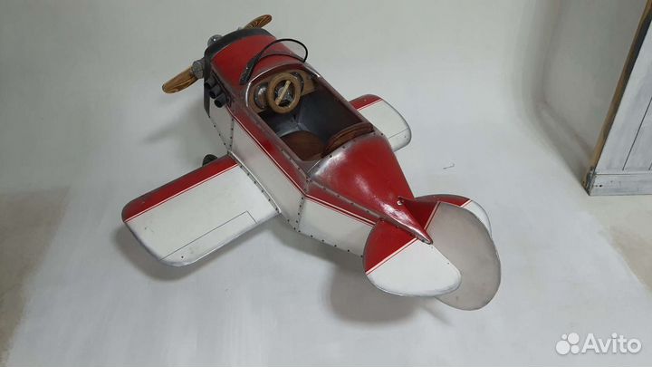 Детский игрушечный самолет