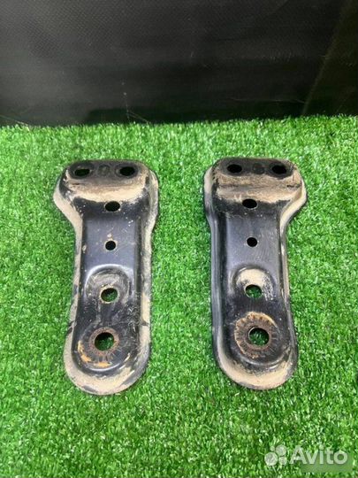 Кронштейн балки Skoda Octavia A7