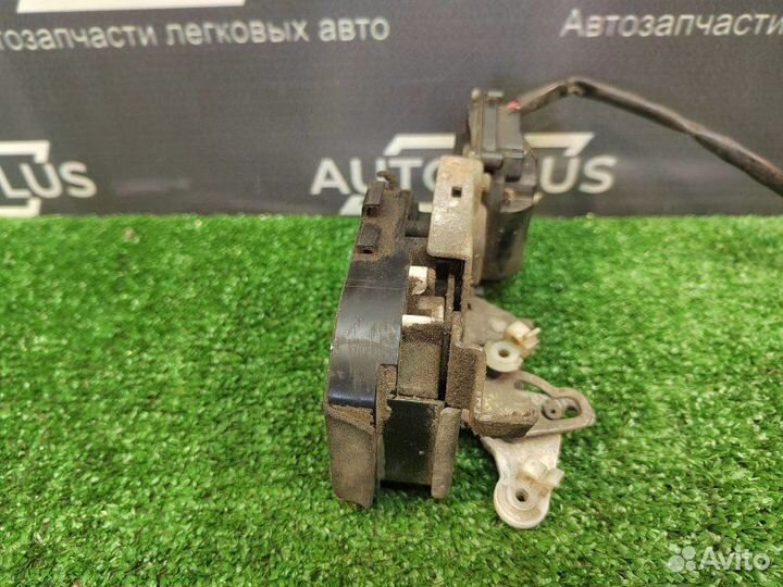 Замок двери задний левый Mazda Premacy 2.0 FS 2002