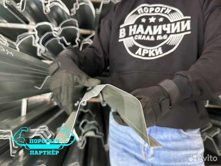 Правый кузовной Порог Mitsubishi Pajero 1