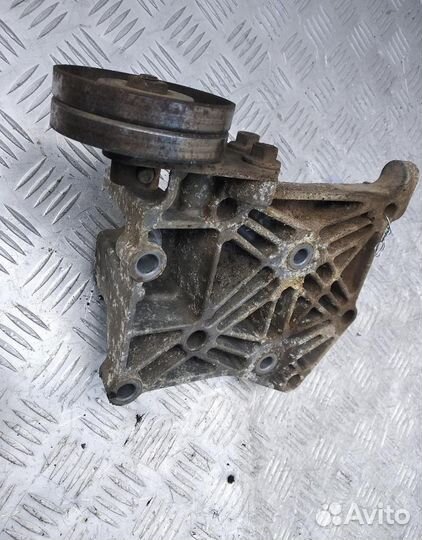 Кронштейн кондиционера Nissan Primera