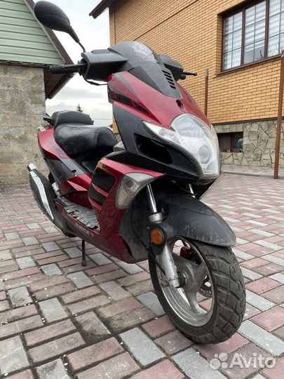 Скутер на ходу с документами racer