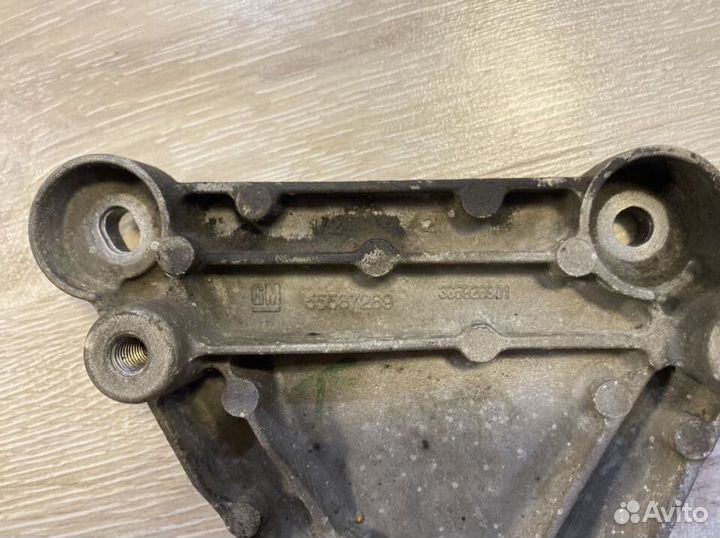 Кронштейн крепления компрессора кондиционера Opel