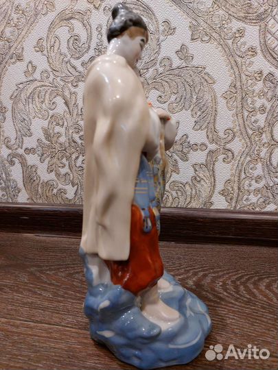 Фарфоровая статуэтка Майская ночь