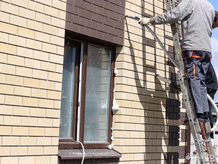 Утепление стен домов, закачка пены пеноизол