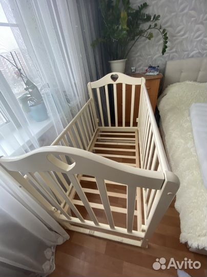 Детская кроватка с маятником