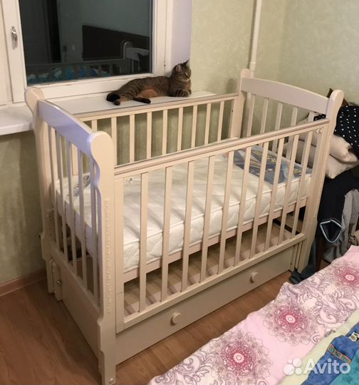 Кроватка детская с продольным маятником и ящиком