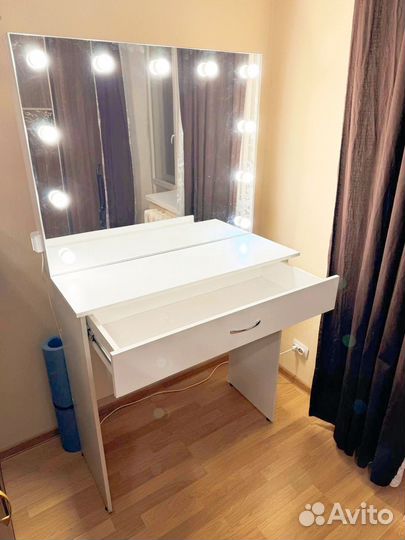Туалетный столик с зеркалом и подсветкой
