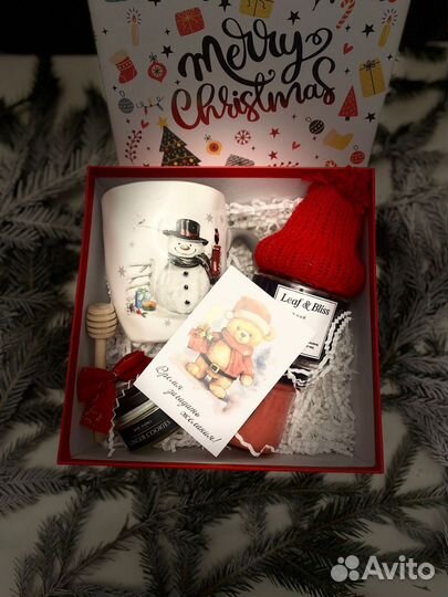 Подарок на Новый год в деревянном ящике