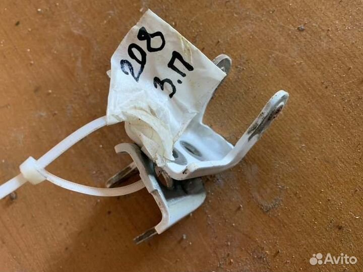 Петли дверей задние правые Peugeot 208 хетчбек 1.6