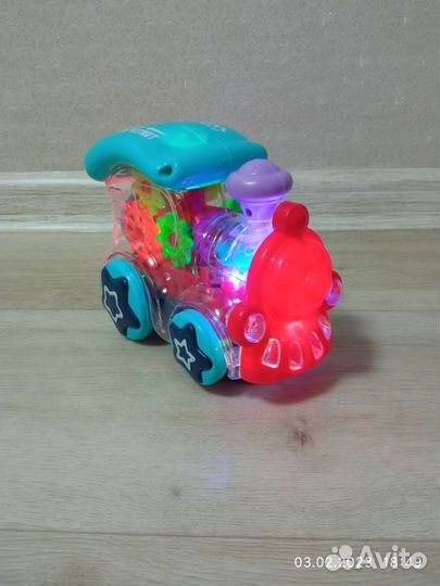 Прозрачный паравозик с шестерёнками