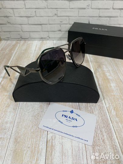Солнцезащитные очки Prada