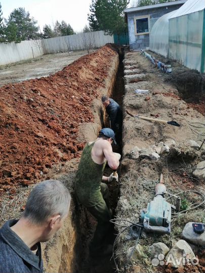 Землекопы. Копка траншeй в ручную. Земляные работы