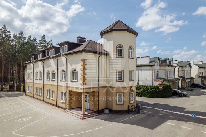 2-к. квартира, 83,2 м², 1/3 эт.