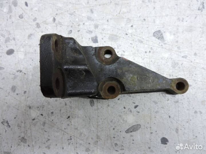 Кронштейн двигателя правый Toyota Avensis T250 200