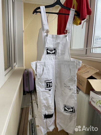 Джинсовый комбинезон белый с нашивками 44-46 р-р
