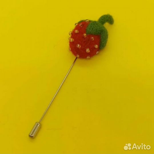 Брошь- клубничка