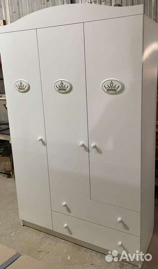 Шкаф трехдверный