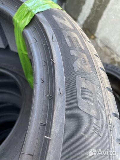 Pirelli P Zero Luxury Saloon 275/40 R22 и 315/35 R22 111Y