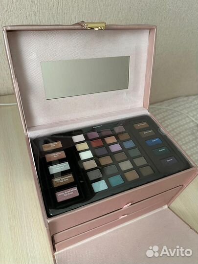 Чемодан с бьюти кейсом