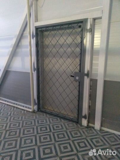 Дверь металлическая решётчатая
