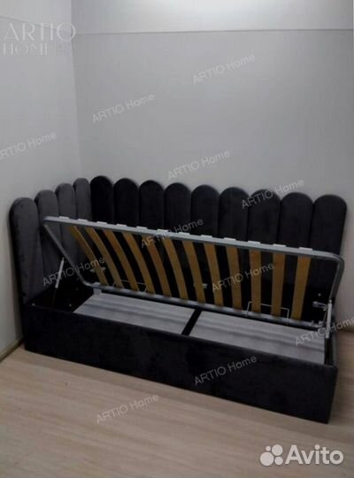 Кровать с мягкой спинкой