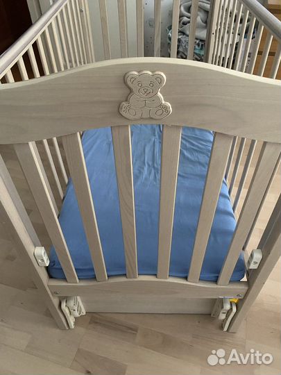 Детская кроватка с маятником