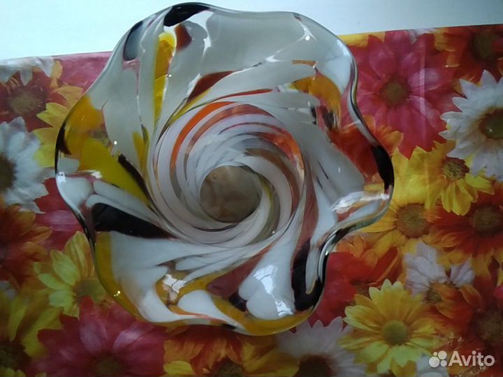 Вазы из молочно-цветного и цветного стекла