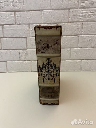 Шкатулка в форме книги