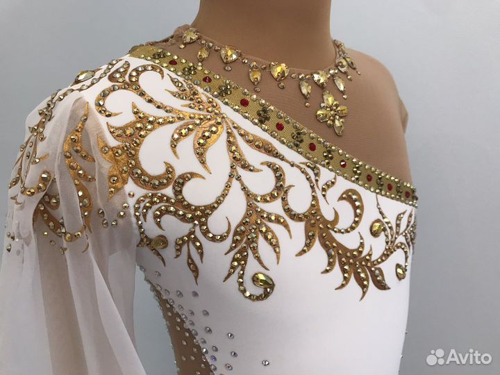 Портной по пошиву костюмов для фигурного катания