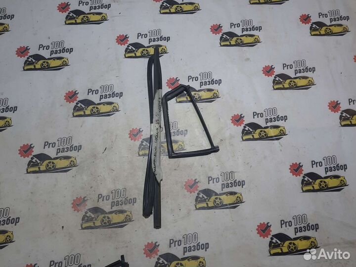 Mazda 3 Уплотнитель стекла двери