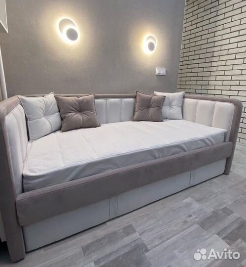 Подростковая мягкая кровать интерьерная